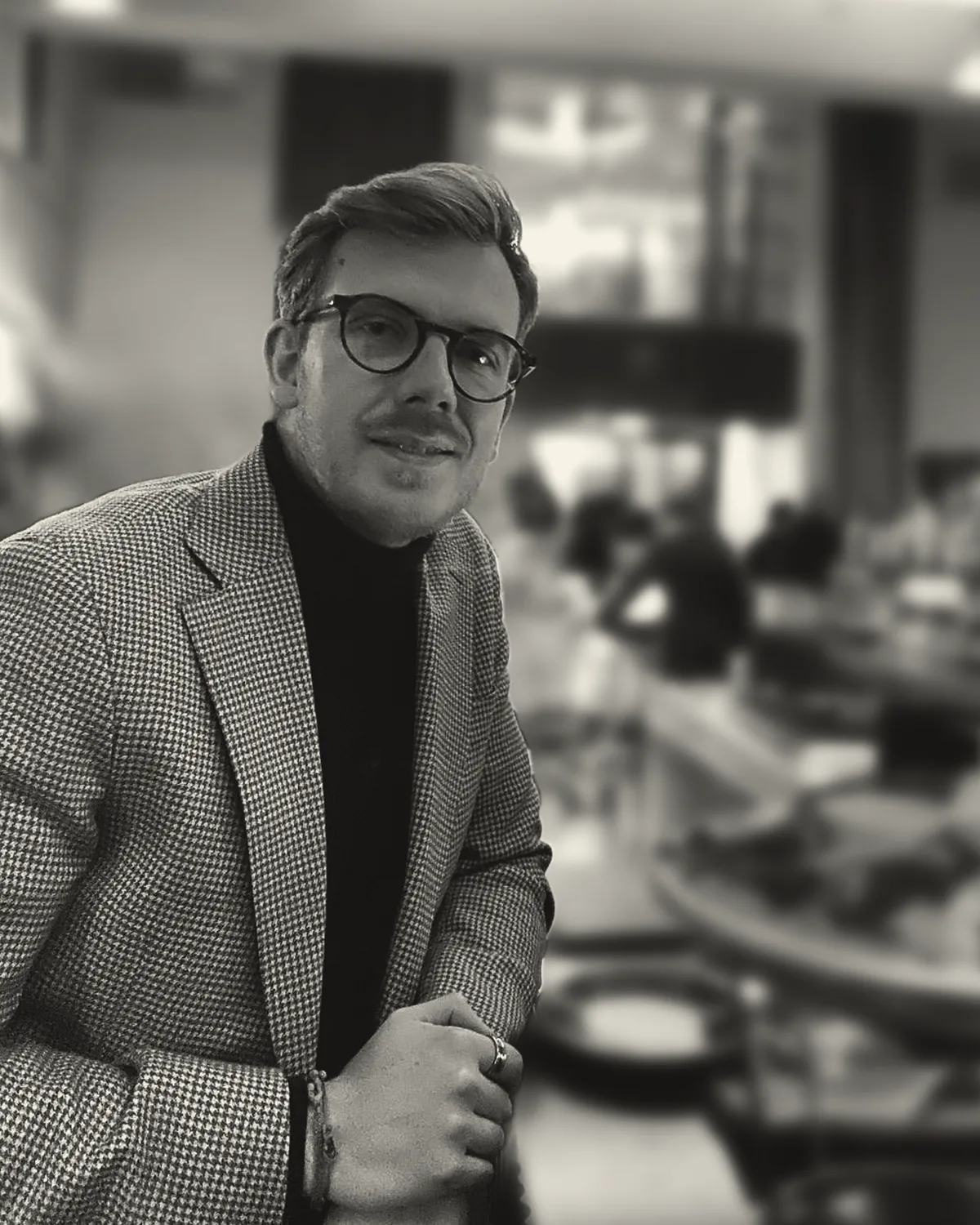 Ivan Dall, grunnlegger av Amberdale, ved baren i en restaurant